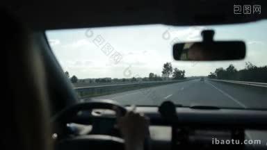 自信的女人驾驶汽车在高速公路上夏天自驾游与<strong>美丽</strong>的<strong>风景</strong>从内到外的背景视图